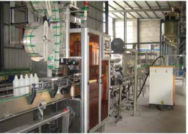 பி.வி.சி மற்றும் பி.இ.டி பாட்டில்களுக்கான நீர்ப்புகா மற்றும் துருப்பிடிக்காத சுருக்க ஸ்லீவ் லேபிள் இயந்திரம்