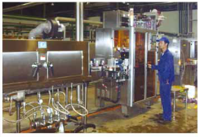 பி.வி.சி மற்றும் பி.இ.டி பாட்டில்களுக்கான நீர்ப்புகா மற்றும் துருப்பிடிக்காத சுருக்க ஸ்லீவ் லேபிள் இயந்திரம்