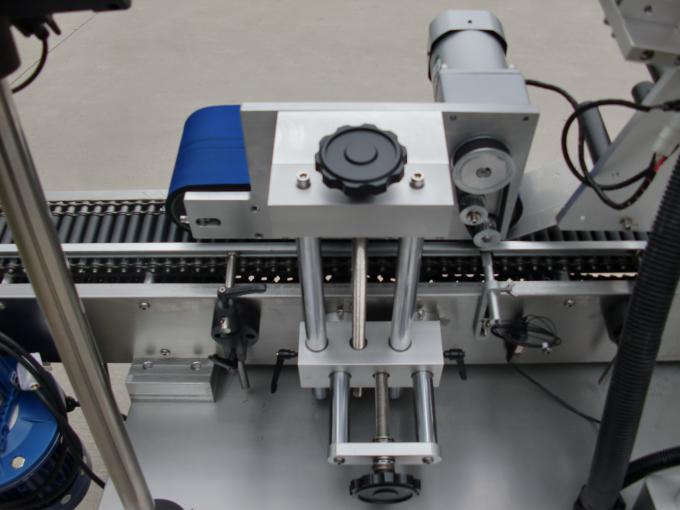 சிறிய பாட்டில் சுய பிசின் ஸ்டிக்கருக்கான அதிவேக முழு தானியங்கி குப்பியை லேபிளிங் இயந்திரம்