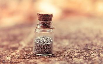 அதிவேக SUS304 பொருளாதாரம் ஸ்டிக்கர் பிசின் தானியங்கி ஜாடிகள் மற்றும் பாட்டில்கள் குப்பியை லேபிளிங் இயந்திரம்