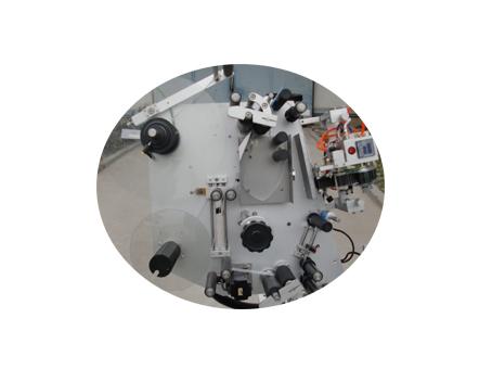 சான்றிதழ் இரட்டை அடுக்கு லேபிள் ஸ்டிக்கருடன் 10 மிலி சிறிய பாட்டில் லேபிளிங் இயந்திரம்