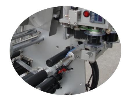 சான்றிதழ் இரட்டை அடுக்கு லேபிள் ஸ்டிக்கருடன் 10 மிலி சிறிய பாட்டில் லேபிளிங் இயந்திரம்