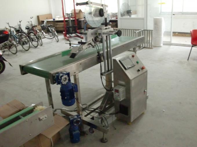 பேஜிங் மெஷின் ஃபீடிங் பொருள்களுடன் டேபிள் டாப் சுய பிசின் ஸ்டிக்கர் பிளாட் மேற்பரப்பு லேபிள் அப்ளிகேட்டர்