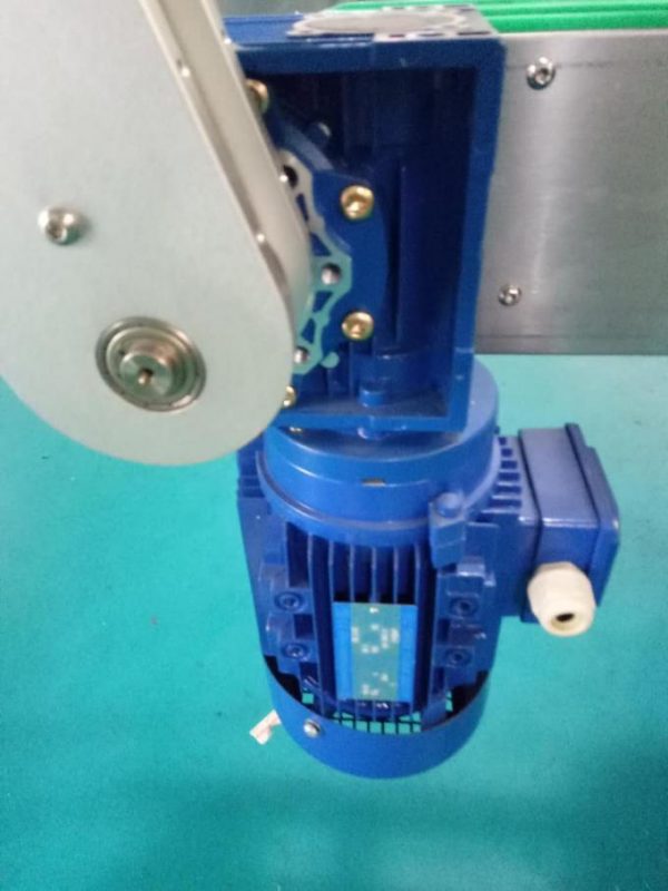 SUS304 அமைச்சரவை இரண்டு பக்க சதுர பாட்டில் ஸ்டிக்கர் லேபிளிங் இயந்திரம் தனிப்பட்ட பராமரிப்பு தயாரிப்புகளுடன்