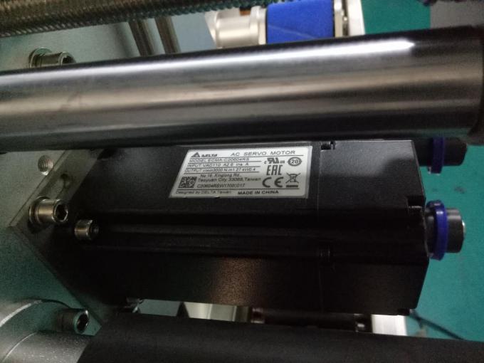 SUS304 அமைச்சரவை இரண்டு பக்க சதுர பாட்டில் ஸ்டிக்கர் லேபிளிங் இயந்திரம் தனிப்பட்ட பராமரிப்பு தயாரிப்புகளுடன்