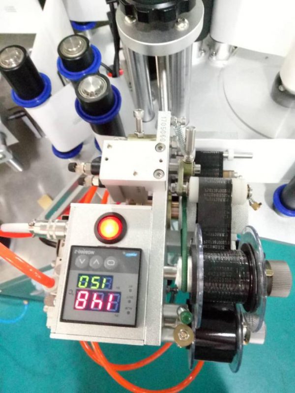 பேஜிங் சாதனம் மற்றும் குறியீட்டு இயந்திரத்துடன் தானியங்கி டூபல் பக்க ஸ்டிக்கர் லேபிளிங் இயந்திரம்