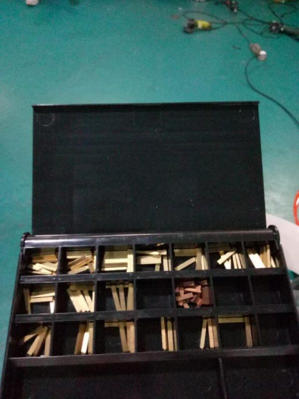 பேஜிங் சாதனம் மற்றும் குறியீட்டு இயந்திரத்துடன் தானியங்கி டூபல் பக்க ஸ்டிக்கர் லேபிளிங் இயந்திரம்