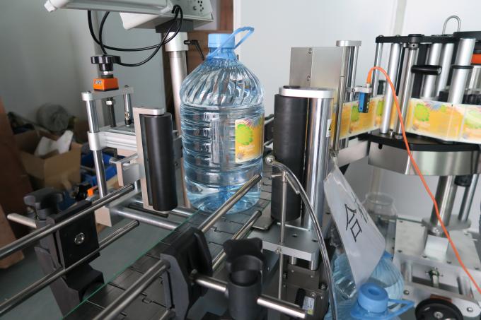 5 எல் குடிநீர் சுற்று பாட்டில் ஸ்டிக்கர் லேபிளிங் இயந்திரம், சுய பிசின் லேபிள் ஒட்டும் இயந்திரம்