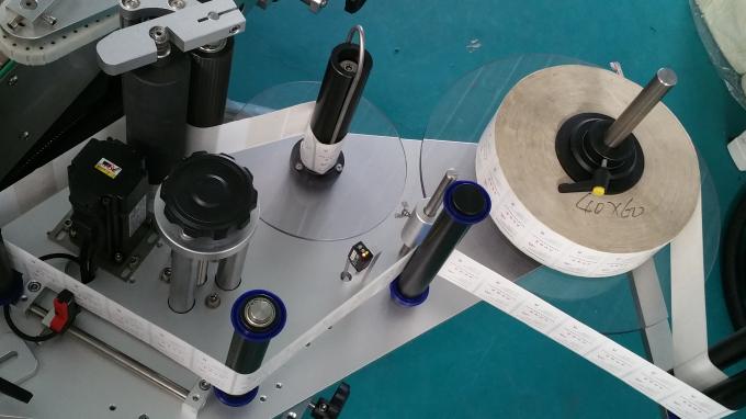 25 கிலோ ஜார் சதுக்க பாட்டில் ஸ்டிக்கர் அப்ளிகேட்டர் இயந்திரம், உணவளிக்கும் பாட்டில்கள் நிலையான வேகத்துடன் லேபிளிங் இயந்திரம்