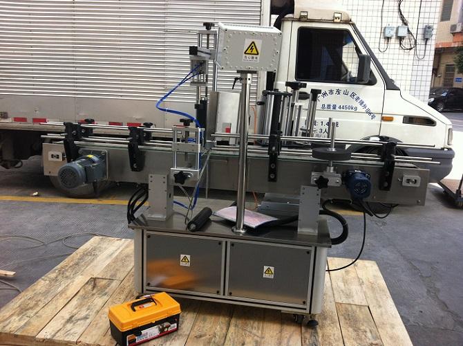 அதெஸ்வி லேபிளுக்கு உயர் துல்லிய இரட்டை லேபிள் சுற்று பாட்டில் ஸ்டிக்கர் லேபிளிங் இயந்திரம்