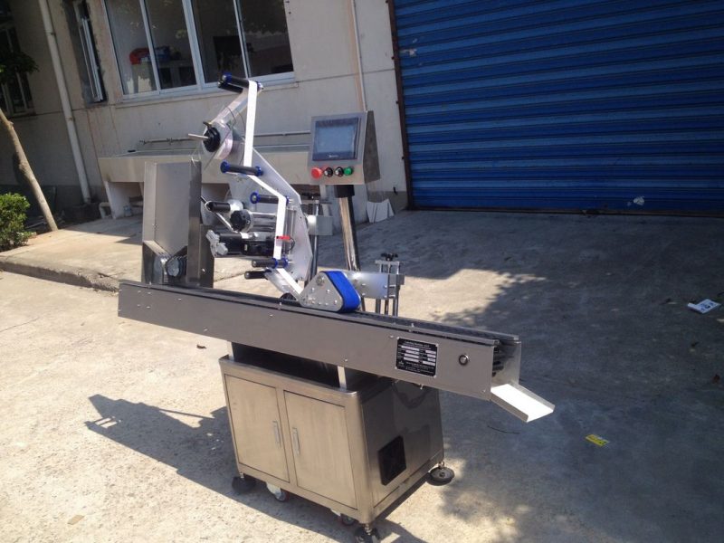 லிப் ஸ்டிக் அழகுசாதன சப்ளையருக்கான சீனா 12-25 மிமீ விட்டம் சுற்று பாட்டில் சுய பிசின் ஸ்டிக்கர் தானியங்கி லேபிளிங் இயந்திரம்