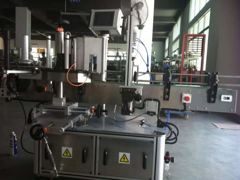 சீனா பழம் / காய்கறிகள் ஜூஸ் சுற்று பாட்டில் ஸ்டிக்கர் லேபிளிங் இயந்திரம் பானம் தொழில் சப்ளையருக்கு