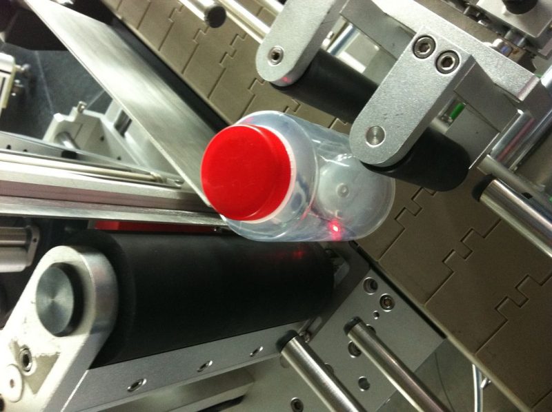 சீனா பானம் தொழில் சுற்று பாட்டில் ஸ்டிக்கர் லேபிளிங் இயந்திரம் மின்சார உந்துதல் வகை சப்ளையர்