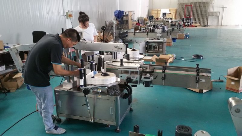 சீனா தனிப்பயனாக்கப்பட்ட நீர் பாட்டில் லேபிளிங் இயந்திரம், இரட்டை பக்க சப்ளையருக்கான தானியங்கி பெஞ்ச் லேபிள் இயந்திரம்