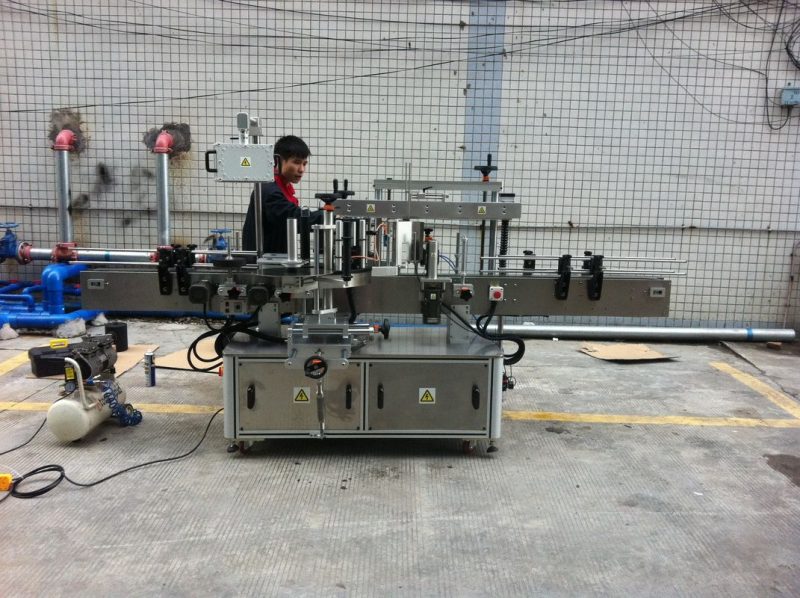 சீனா முழு தானியங்கி பிசின் சுற்று பாட்டில் லேபிளிங் இயந்திரம் செல்லப்பிராணி பாட்டில்கள் முன் மற்றும் பின் சப்ளையருக்கு